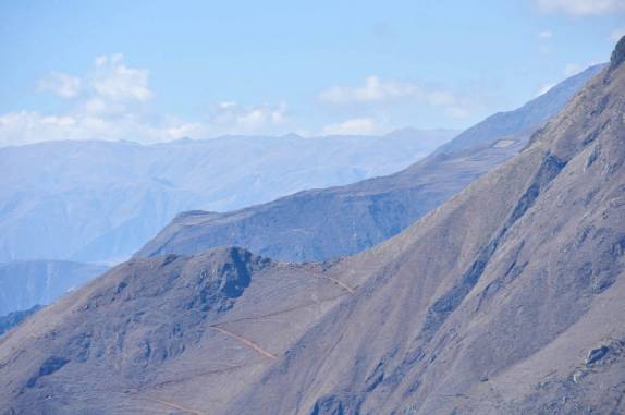 A trilha serpenteia monranha acima, do outro lado do rio Apurimac, na trilha de Choquequirao, no Peru